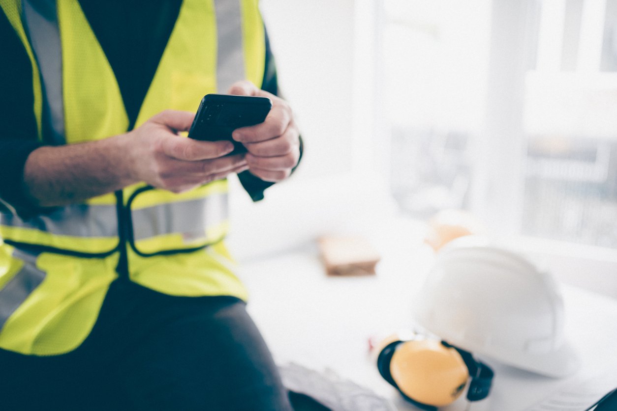 Socotec Banner_Construction_Worker_Phone_Ermeo